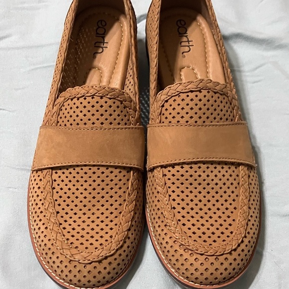 Women’s’s Tan loafers - Picture 3 of 4